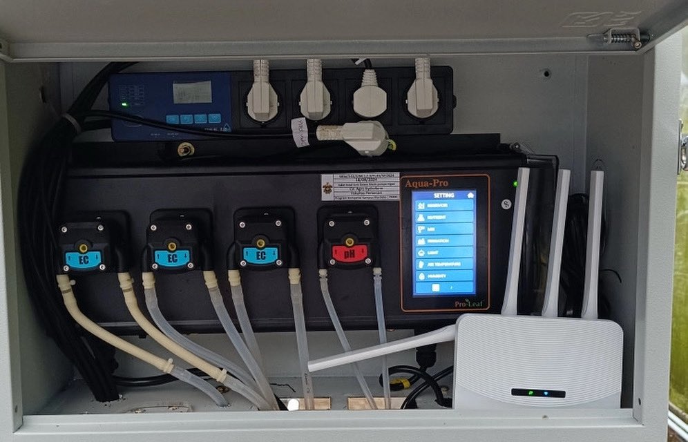 y8917319's tweet image. Aqua Pro: The ultimate tool for next-gen farming. 🌱✨ Unleash the power of precision with nutrient and irrigation management like never before. 💡 #advancedfarming #proleaf #indoorfarming