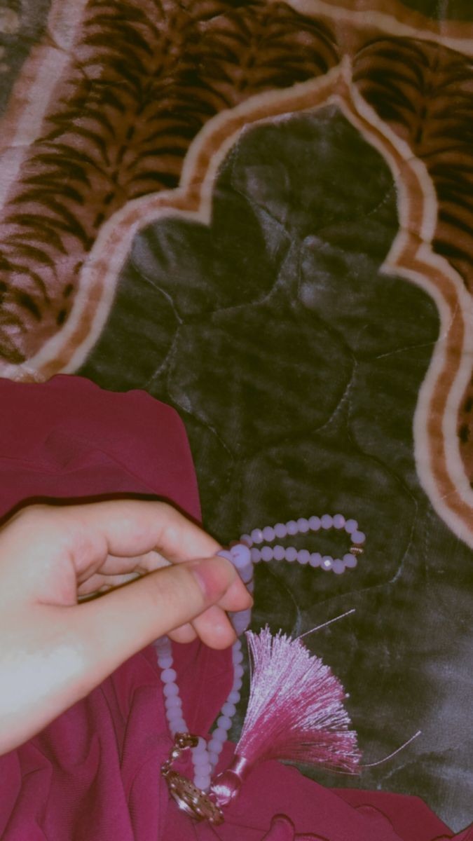 دعوه فجرية:
اللهم أستودعك نفسي من ذُل الحياة ومن ضجيج التفكير،عوضني عن كل شيء أحببته فخسرته، طابت له نفسي فذهب، صدقته فكذب، استأمّنته فغدر ، اللهٌم لا تشغلني ولا تعلقني بشيء لم تكتبه لي  وقدّر لي كل فرح لم أتوقعه، اللهم و إن ضلت نفسي طريقها فردها إليك ردا جميلًا"