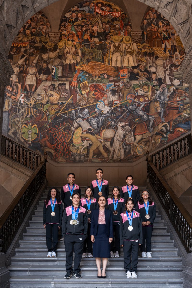 Gobierno de México (@gobiernomx) on Twitter photo 🏅La presidenta <a href="/Claudiashein/">Claudia Sheinbaum Pardo</a> recibe en Palacio Nacional al equipo de atletas y entrenadores que representó a México en el Mundial de Deportes Acuáticos Singapur 2025.
Su entrega y disciplina llevaron a nuestro país al podio internacional. ¡Gracias por ser inspiración! 🇲🇽
📷 | 🏅La presidenta <a href="/Claudiashein/">Claudia Sheinbaum Pardo</a> recibe en Palacio Nacional al equipo de atletas y entrenadores que representó a México en el Mundial de Deportes Acuáticos Singapur 2025.
Su entrega y disciplina llevaron a nuestro país al podio internacional. ¡Gracias por ser inspiración! 🇲🇽
📷 |