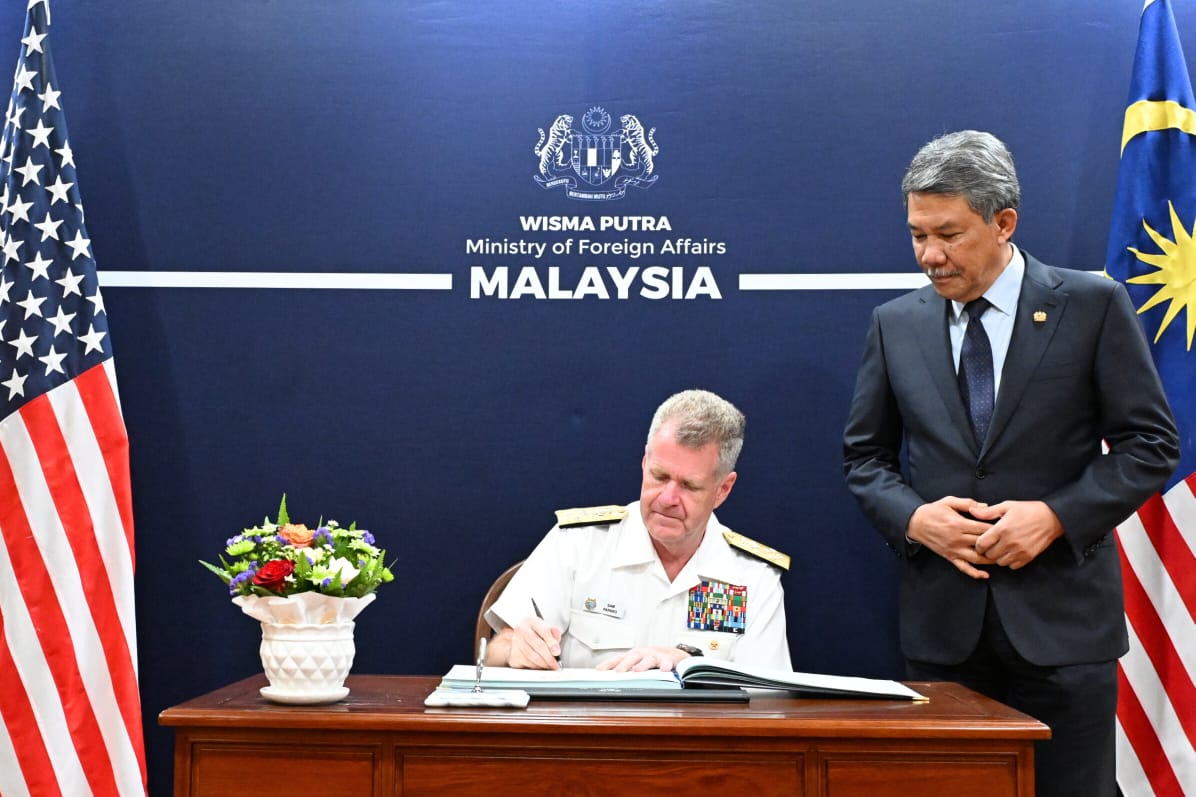 MalaysiaMFA's tweet photo. On 5 August 2025, Foreign Minister Dato’ Seri Utama Haji Mohamad bin Haji Hasan received a courtesy call from Commander of the United States Indo-Pacific Command (US INDOPACOM), Admiral Samuel J. Paparo. (1/3) https://t.co/lpUbhRFnSu
