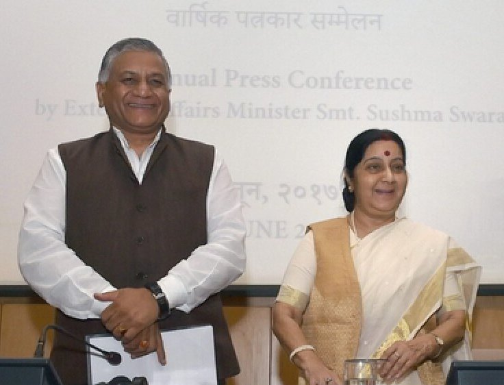 मैंने अपनी राजनैतिक यात्रा आदरणीय <a href="/SushmaSwaraj/">Sushma Swaraj</a> जी के मार्गदर्शन में शुरू की। उन्हें जनसमस्याओं का गहराई से ज्ञान था। एक वरिष्ठ नेता होने के बाद भी उनकी विनम्रता और अपना अनुभव व ज्ञान सबके साथ साझा करने की उनकी विशेषता मैं नहीं भूल सकता।
उनकी पुण्यतिथि पर हार्दिक श्रद्धांजलि।
My