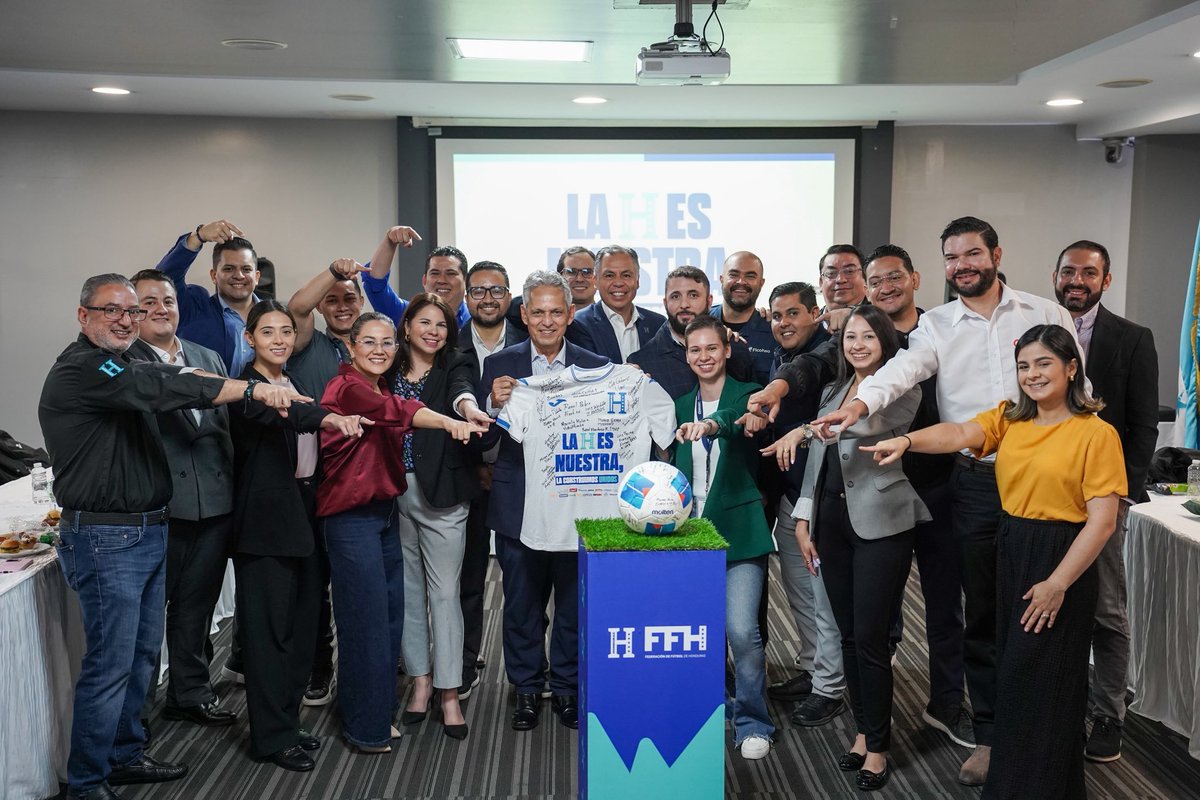 🇭🇳✨ A un mes de volver a soñar unidos…

Los sueños se construyen con unión, esperanza y pasión por esta camiseta.
Hoy, más que nunca, todos decimos: ¡La H es nuestra, y la construimos unidos!

Que nada nos detenga… United 2026 nos espera.
#LaHSomosTodos #RumboAlMundial