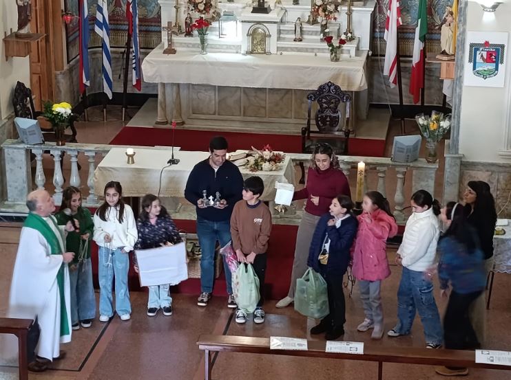 Niños que se preparan para la Primera Comunión comparten sus juguetes con otros pequeños diariocambios.com/ninos-que-se-p…