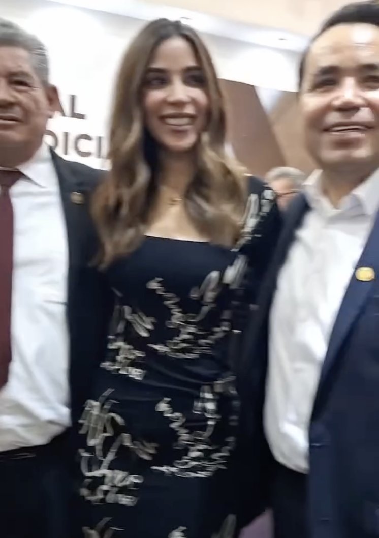 Aquí vemos a la diputada #DatoProtegido utilizando un vestido Max and Co de 6,490 Pesos y vestido Desigual de 2,790 pesos.

Porque la censura viste a la moda...