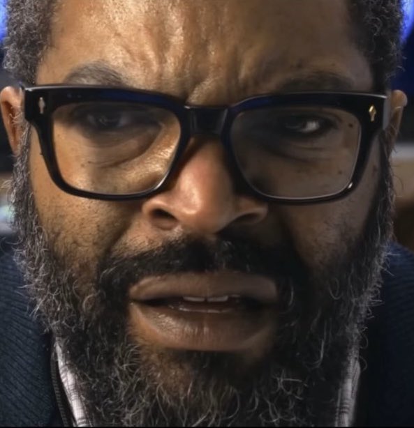 astral_sapphic's tweet image. deadass halfway through the movie the president calls up ice cube on zoom, says "Lets do this war of the worlds," and ice cube stares back like this