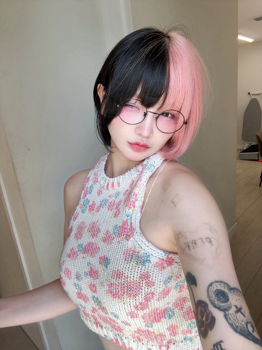 ニットの中、すごいよ🍑💕 https://t.co/DCfWJrfzNG