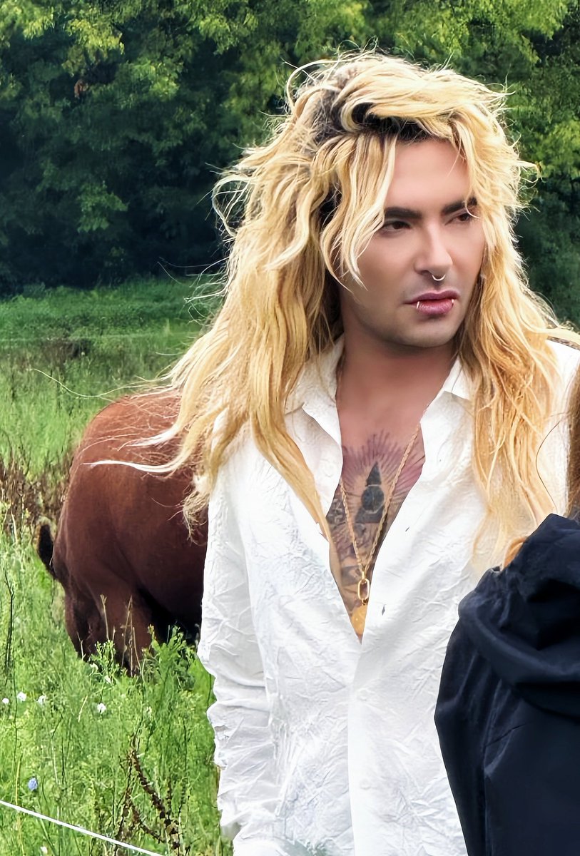 En el último episodio de Kaulitz Hills, titulado “Nackt ins Meer pinkel”, Bill dejó claro a la prensa y a todos quienes inventan rumores sobre su vida amorosa que esta semana tuvo tres citas. Además, reveló que se encontró con alguien del pasado con quien incluso durmió juntos.