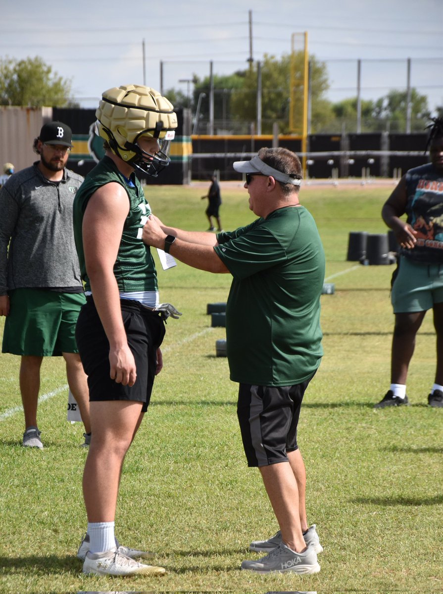 CoachTKelly1's tweet photo. Thanks you for stopping by and taking some great pics of practice today  @carson_devore https://t.co/Gu88i7Sysf
