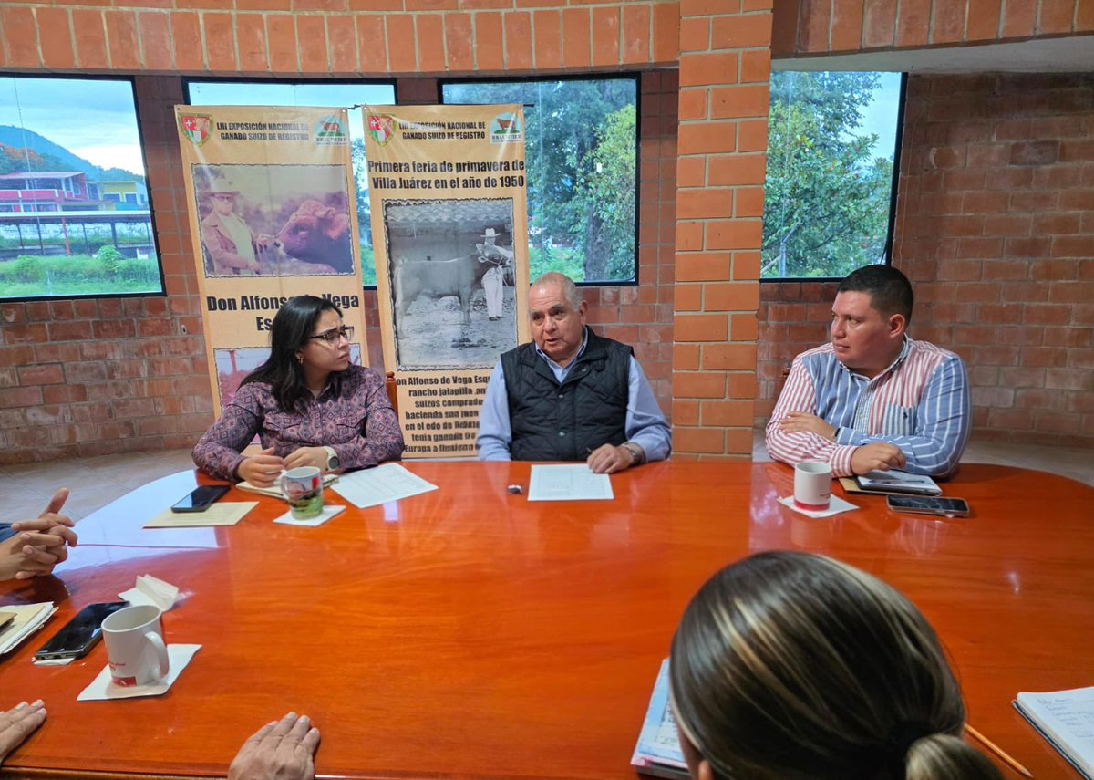 Trabajamos con los Presidentes de las Ganaderas: Lic. <a href="/ArdelioVF/">Ardelio Vargas</a> de la UGRN y Lic. David Garrido, de la AGL de Villa Juárez, así como parte de la directiva.🐄🐂

Afinamos detalles para el foro de la nueva Ley de Sanidad, Fomento y Desarrollo Pecuario de Puebla, que llevaremos a