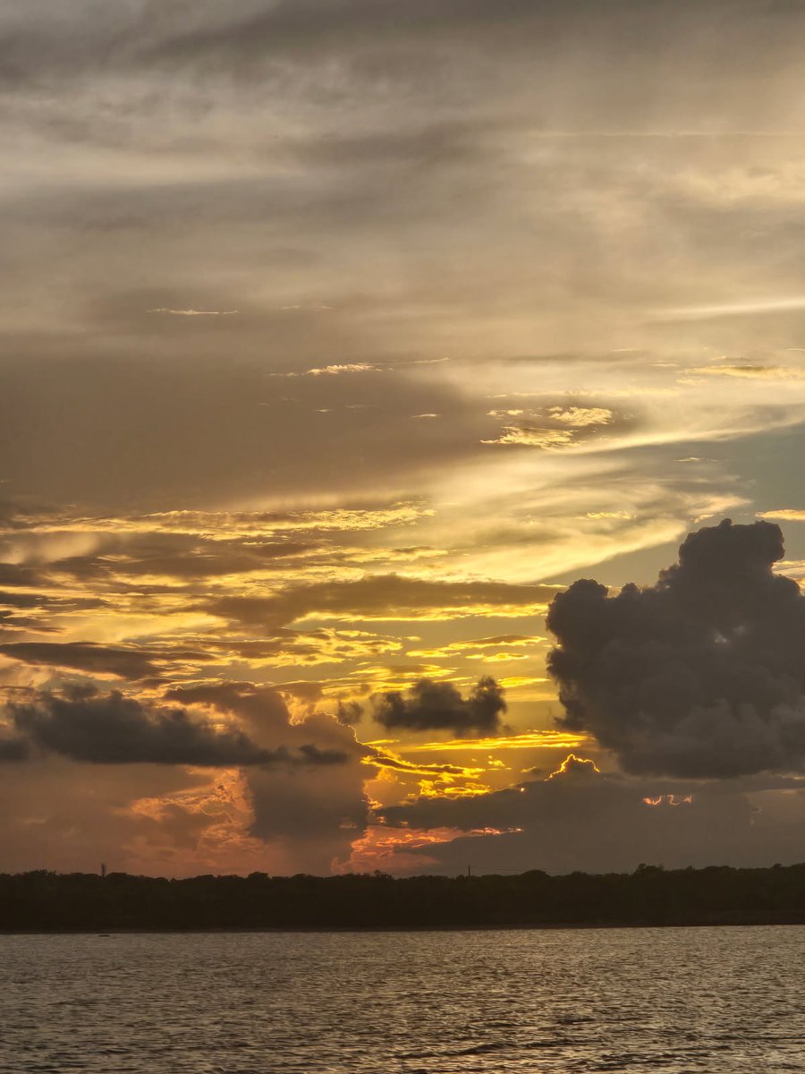 GalvestonFerry's tweet photo. The sky tonight is ablaze with a vibrant symphony of colors. Hues of fiery orange, deep pink, and vivid purple blend seamlessly together, creating a breathtaking canvas that stretches across the sky. #FerrySunset https://t.co/wgxKN6bsTR