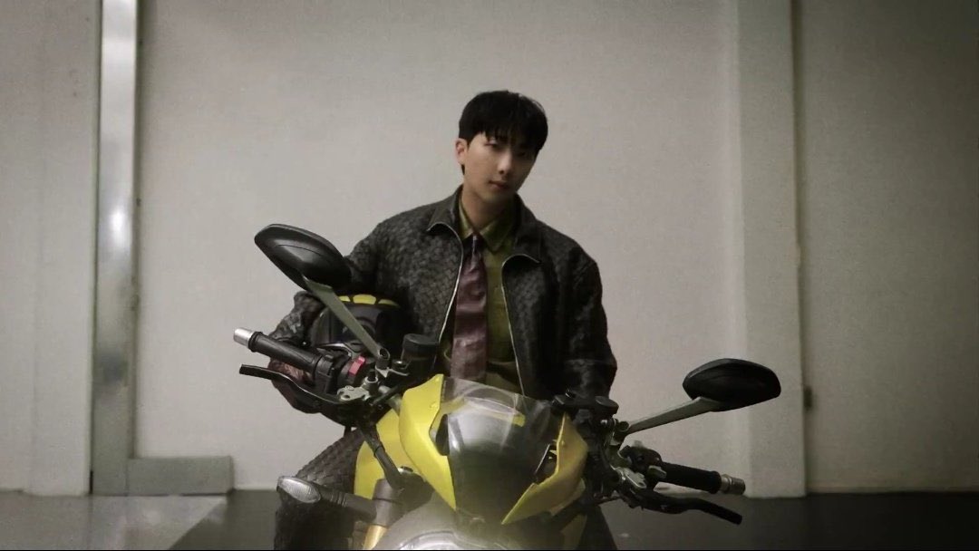 minsnow13's tweet image. I don’t think I can handle another member on bike 😩😩😩