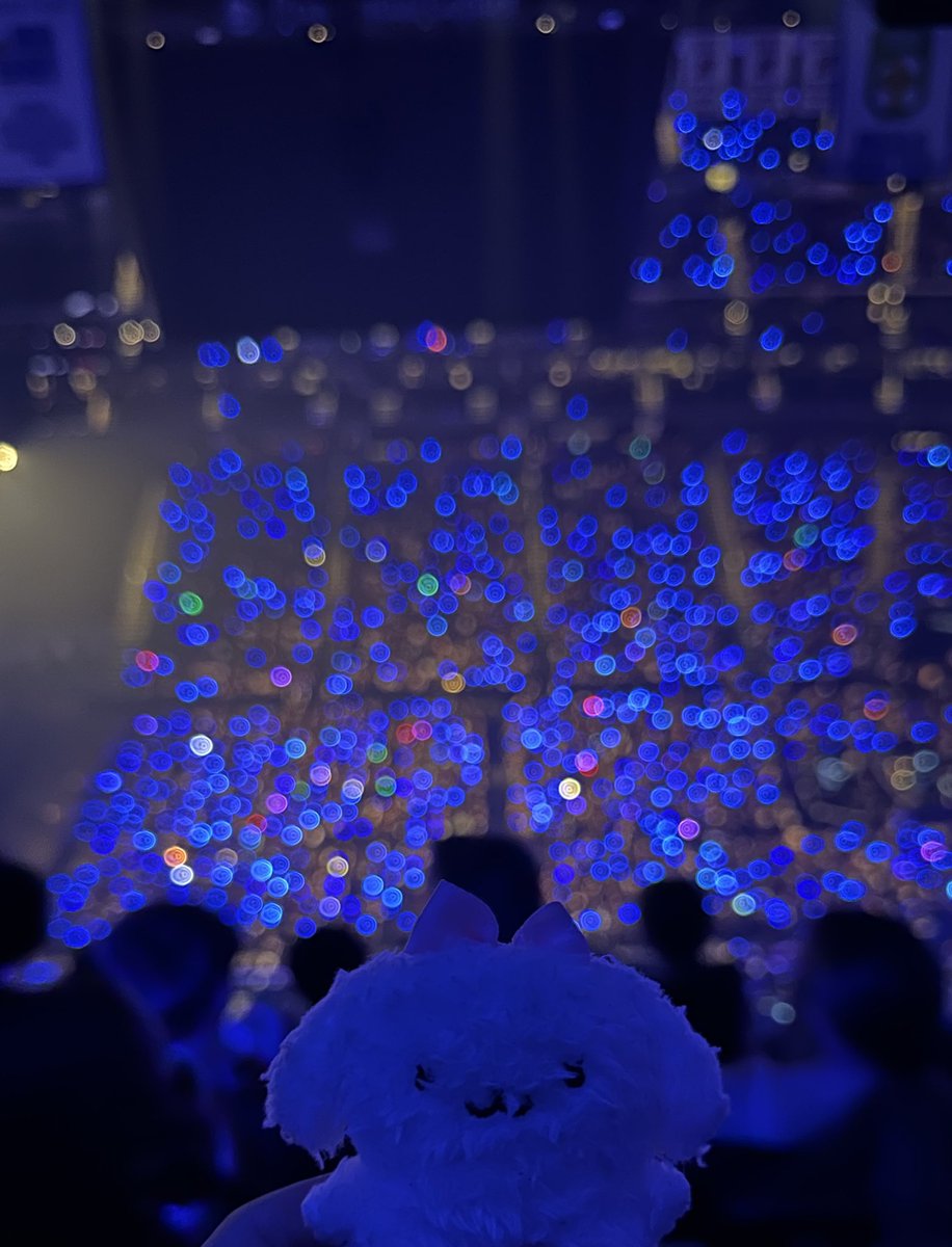 ADOOOOOOO HIBANA 

at first I was wondering how a show with no “physical presence” would work but that was the best vocal performance I’ve ever witnessed in my life LIKEEEEE.. her voice filled out the entire venue and I’m so happy i got to listen to her live 💙🥹