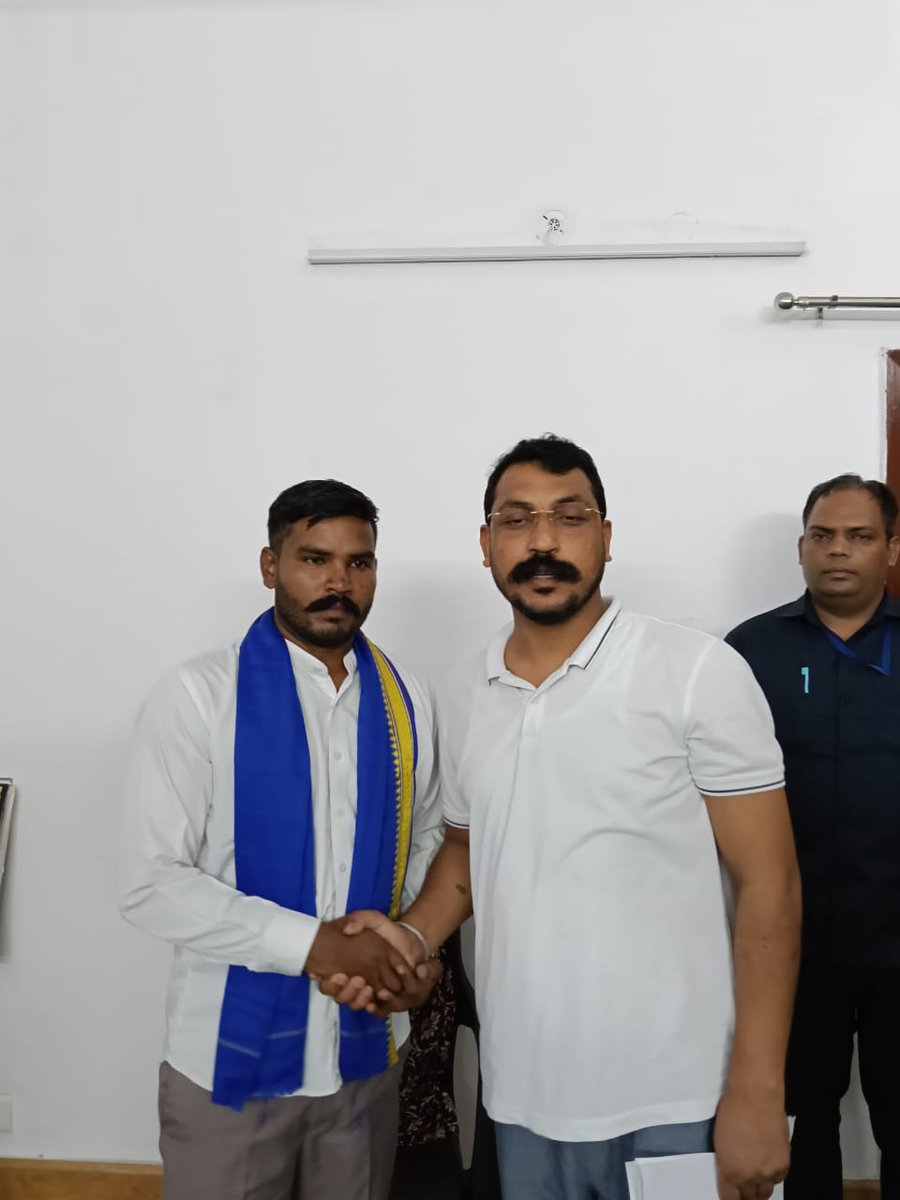 Narvindarsingh3's tweet photo. नॉएडा में प्राधिकरण व् ठेकेदारों द्वारा सफाई कर्मचारियो के साथ हो रहे धोके व् भ्रष्टाचार को रोकने के लिए सफाई कर्मचारियों ने नगीना सांसद आदरणीय @BhimArmyChief से औपचारिक भेंट कर ज्ञापन सौंपा व् कर्मचारियों के हक़ में आंदोलन पर चर्चा की  !
@HimanshuValmi13
@VinayRatanSingh https://t.co/llHVb3jvl2