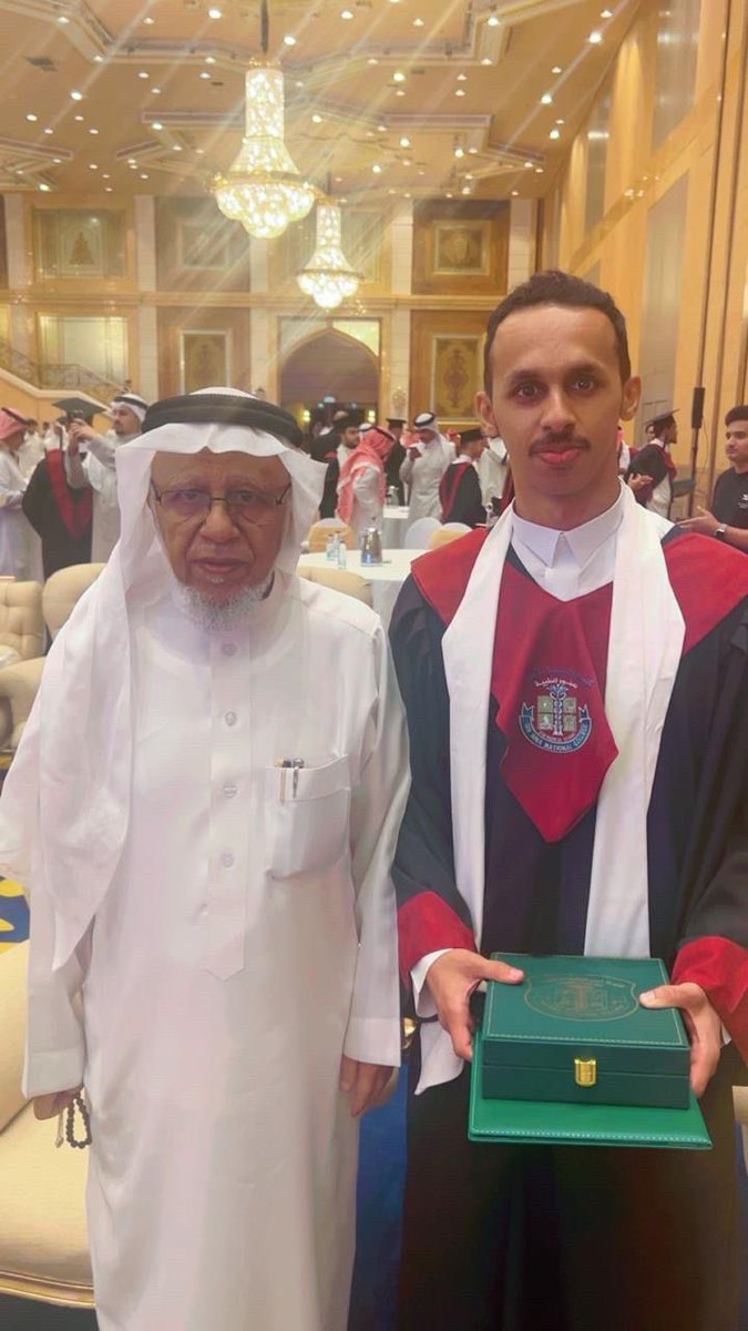 اعضاء #مركز_النشاط_بالريش يتقدمون بخالص التهنئة إلى أ / إبراهيم بن محمد الزين وذلك بمناسبة تخرج ابنه "علي"من كلية ابن سينا الطبية مع صادق الدعاء له بالتوفيق متمنيين دوام النجاح