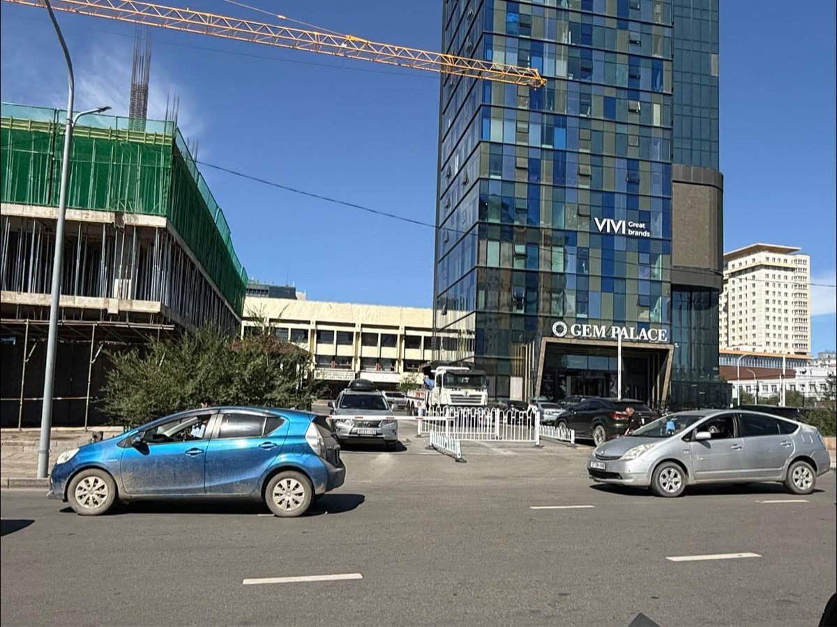 Бүхэл бүтэн театрыг ийм болгоно гэдэг мөн овоо орк бгаан шүү! Соёлын ордны үзэгдэх орчин, харагдах байдал будаа! Нийслэлийн ерөнхий архитектор гэж уул нь ийм юман дээр хашгираад босоод ирдэг, газрын албатайгөа яс үзэлцдэг хүн байх ёстой юм.