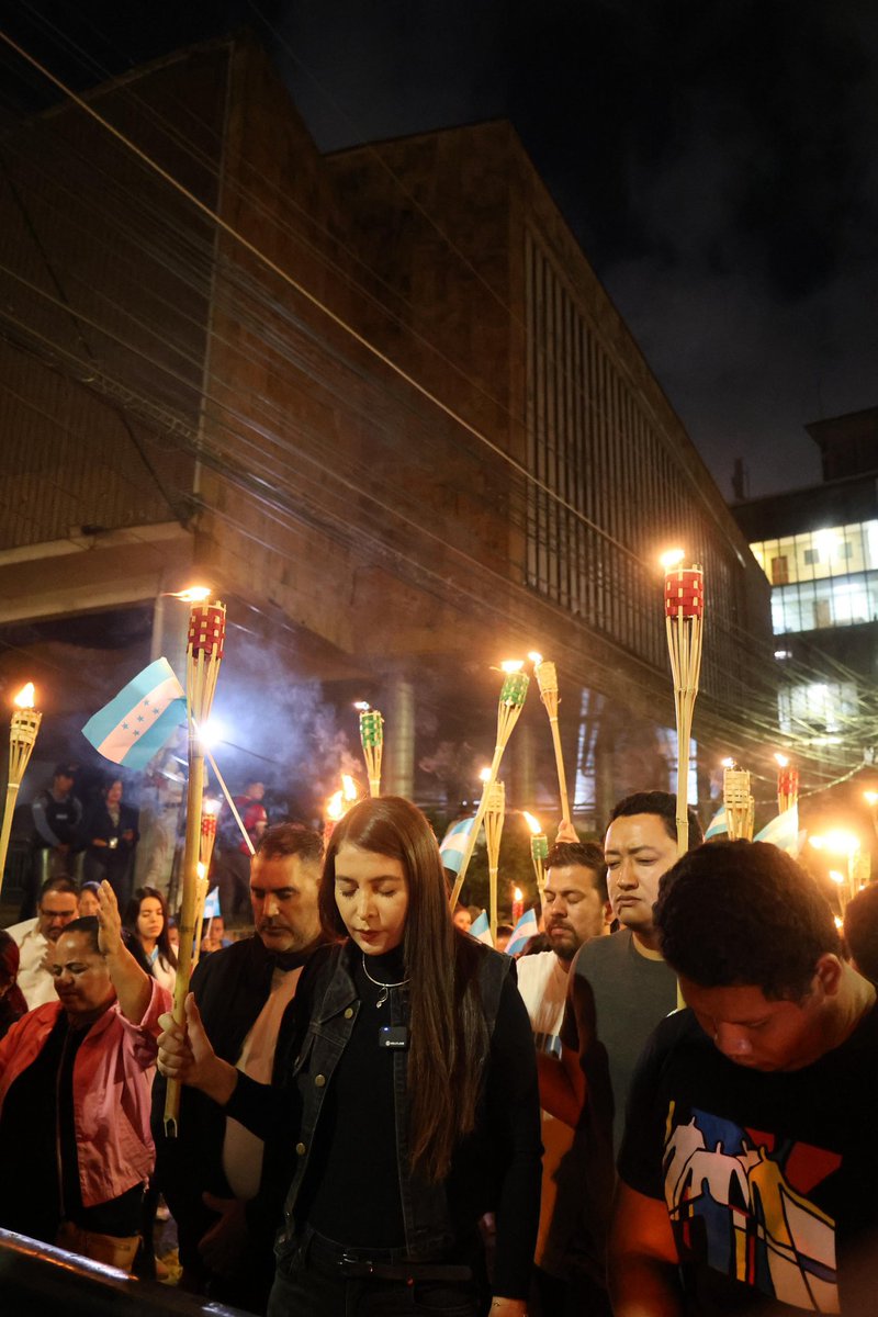 Jornada de Oración por Honduras. 🇭🇳 

-Si se humillare mi pueblo sobre el cual mi nombre es invocado y oraren y buscaren mi rostro y se conviertan de sus malos caminos entonces yo iré desde los cielos y perdonaré sus pecados y sanaré su tierra- II Crónicas 7..1