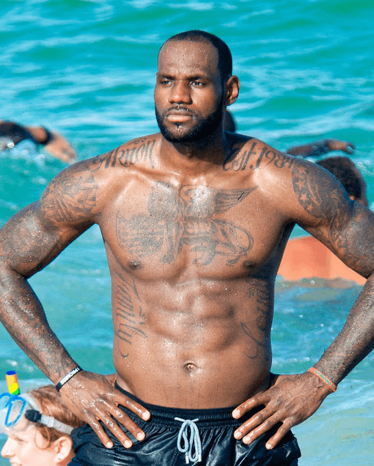 Este hombre está desafiando la biología humana a los 39 años.

Está a punto de romper el récord de minutos de todos los tiempos de la NBA.

Mientras sigue dominando en la cancha a jugadores de la mitad de su edad.

¿Su secreto? Una rutina de 1,5 MILLONES DE DÓLARES para mantener