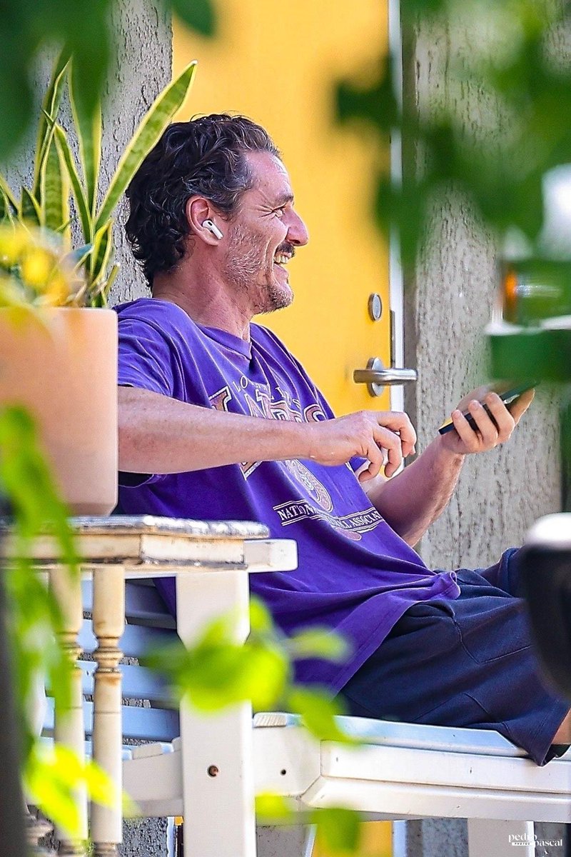 photospascal's tweet image. 📸 GALLERY UPDATE: [87 UHQ photos] Pedro Pascal spotted laughing while taking a phone call during a private gym session in Los Angeles on August 5, 2025.

Check out all the photos: tinyurl.com/8s8nefhu