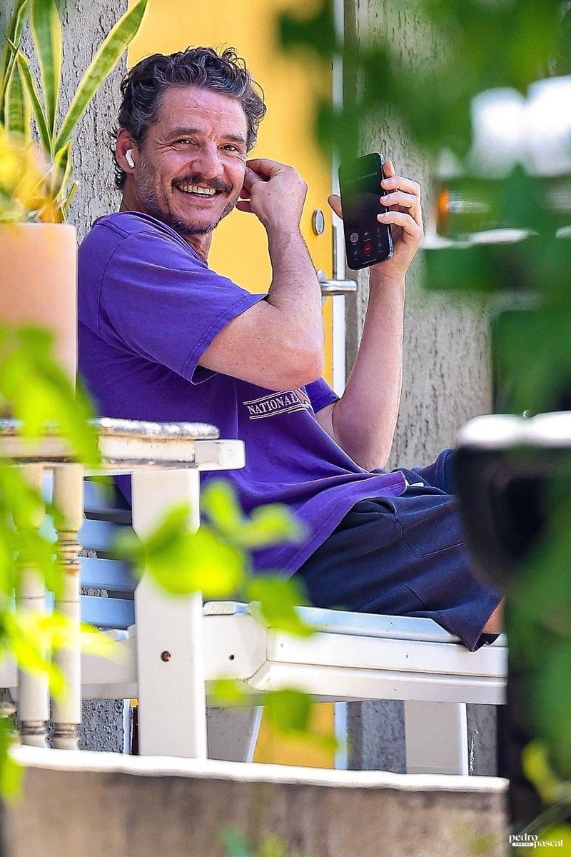 photospascal's tweet image. 📸 GALLERY UPDATE: [87 UHQ photos] Pedro Pascal spotted laughing while taking a phone call during a private gym session in Los Angeles on August 5, 2025.

Check out all the photos: tinyurl.com/8s8nefhu