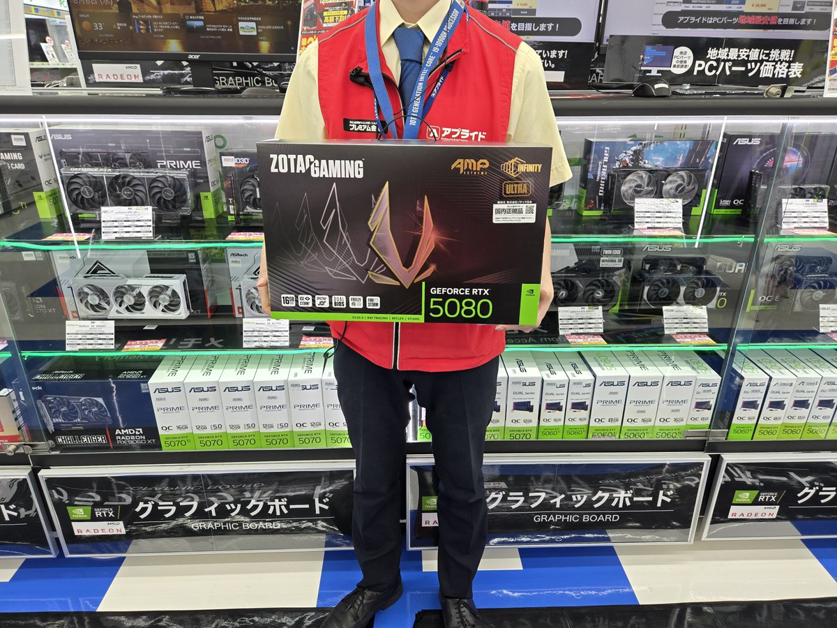 グラボコーナーに新入りです☆
で、、ででで、でかい！！！！！！
存在感がすごい、、、
＃RTX5080 ＃PCパーツ