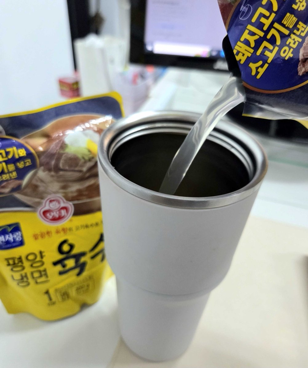 #EVENT
난... ㄱ ㅏ 끔...여름 ㅇ ㅔ...
사무실에서 땀을 흘린 ㄷ ㅏ...💦

ㄱ ㅏ끔은 땀을 참을 수 없는
ㄴ ㅐ가 별루 다...💧

그때마다 꺼내 먹는
신제품 '오뚜기 평양냉면육수'...🍜

아무도 눈치채지 못하게...
텀블러에 평양냉면육수
담아서 마시고 있 ㄷ ㅏ...

깔끔담백한 고기 육수라 넘