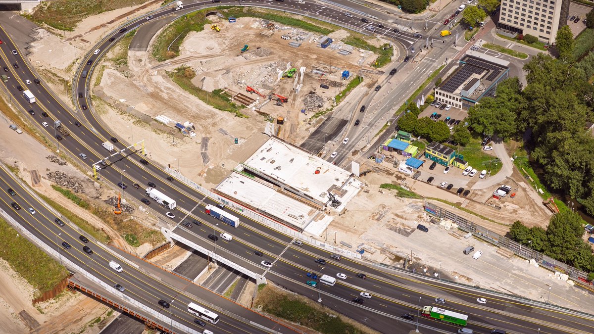 🚧 Van zondag 17 augustus 21.00 uur t/m maandag 25 augustus 05.00 uur is de hoofdrijbaan van de Hoofdweg in beide richtingen afgesloten tussen de Boszoom en de Titaniumstraat. Ook afrit 27 (Pr. Alexander) van de A16 is afgesloten.

🔗 a16rotterdam.nl/nieuws_/309868…