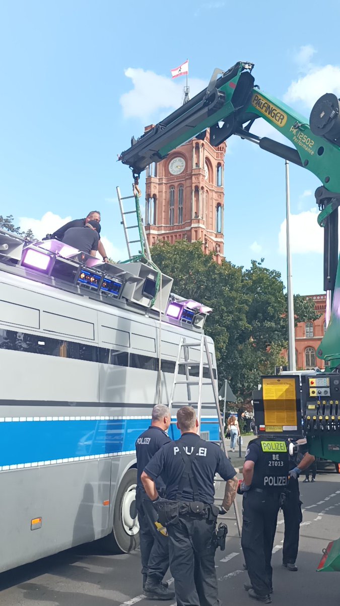 Karoline preisler hatte sich am letzten Sonntag das sich mit mir drüber unterhalten warum ich den Adenauer + bus Support gebe sie meinte es stimmt irgendwas mit den Bus nicht dadurch sehr viele Menschen mit dem Pali Tüchern rumlaufen was ist das für eine merkwürdige Aussage