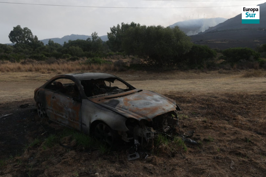 europa_sur's tweet photo. “Despliegue sin precedentes” en el incendio de Tarifa | En las labores de extinción participan 17 medios aéreos y más de un centenar de efectivos
 📸 Erasmo Fenoy 
➡️ https://t.co/LZ5AhLyfSF
#incendiotarifa #Tarifa #incendio https://t.co/AueOKl1Tze