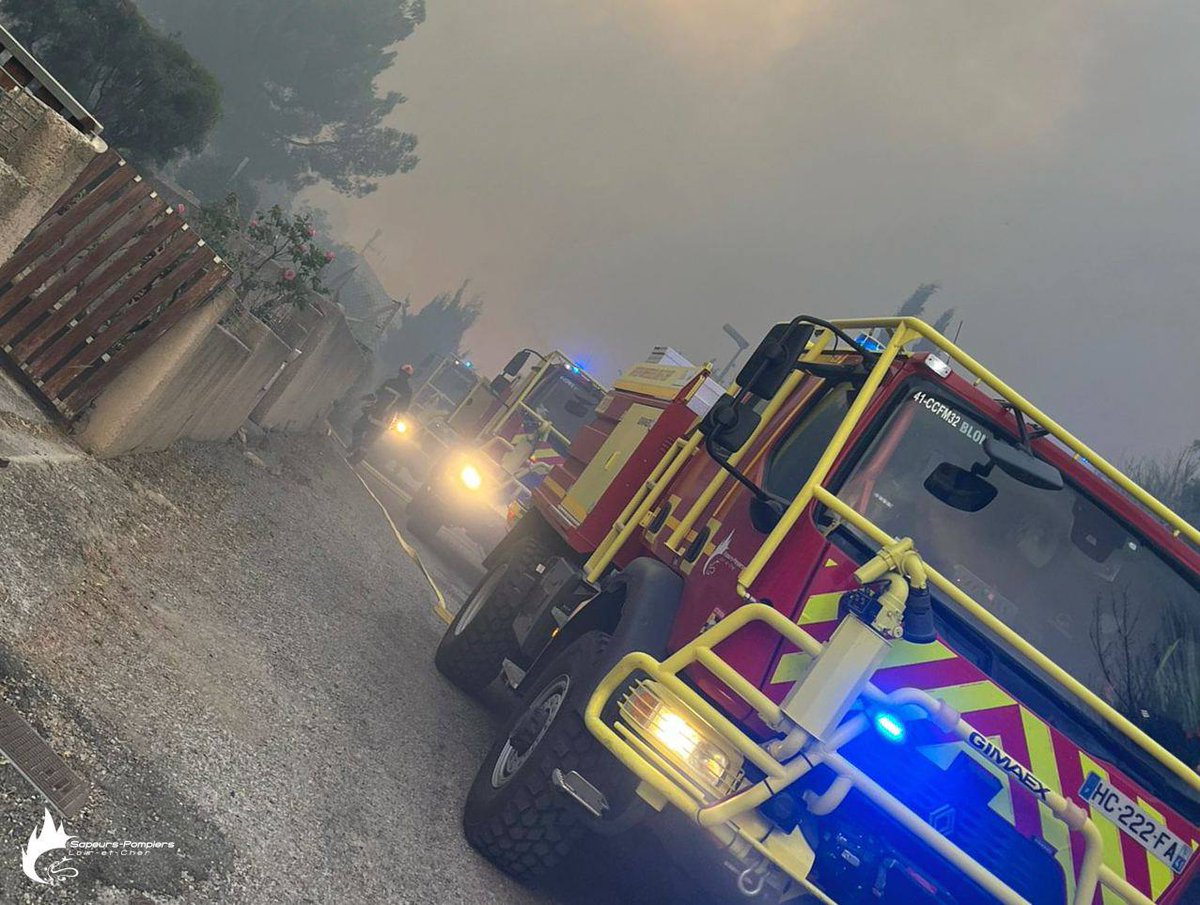 🌲🔥 #FeuDeForêt dans le massif des Corbières (11) : près de 2 000 sapeurs-pompiers et sapeurs-sauveteurs sont engagés. Ils ont lutté toute la nuit et ont été appuyés dès ce matin par 4 #Canadair, 3 #Dash, 1 #Beech, 2 avions bombardiers d'eau et 2 hélicoptères bombardiers d'eau.