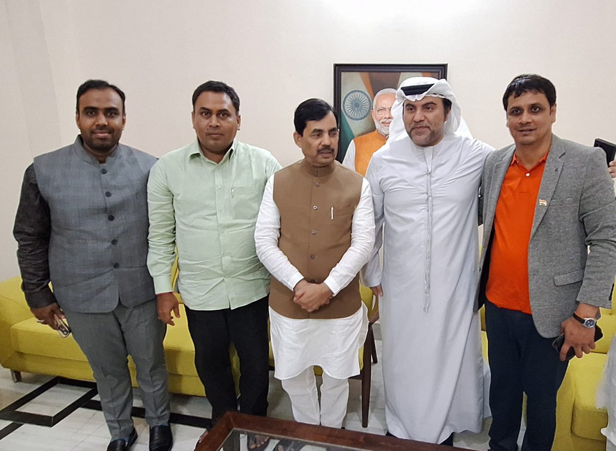 पटना स्थित अपने आवास पर दुबई के उद्योगपति Dr. Bu Abdullah (Chairman, Bu Abdullah Group, UAE) से मुलाकात हुई।

उन्होंने बिहार में लॉजिस्टिक्स, रियल एस्टेट और इंडस्ट्री सेक्टर में निवेश की रुचि जताई।

बिहार आगे बढ़ रहा है, और अब वैश्विक निवेशकों की नज़र भी इस पर है!

#BiharRising