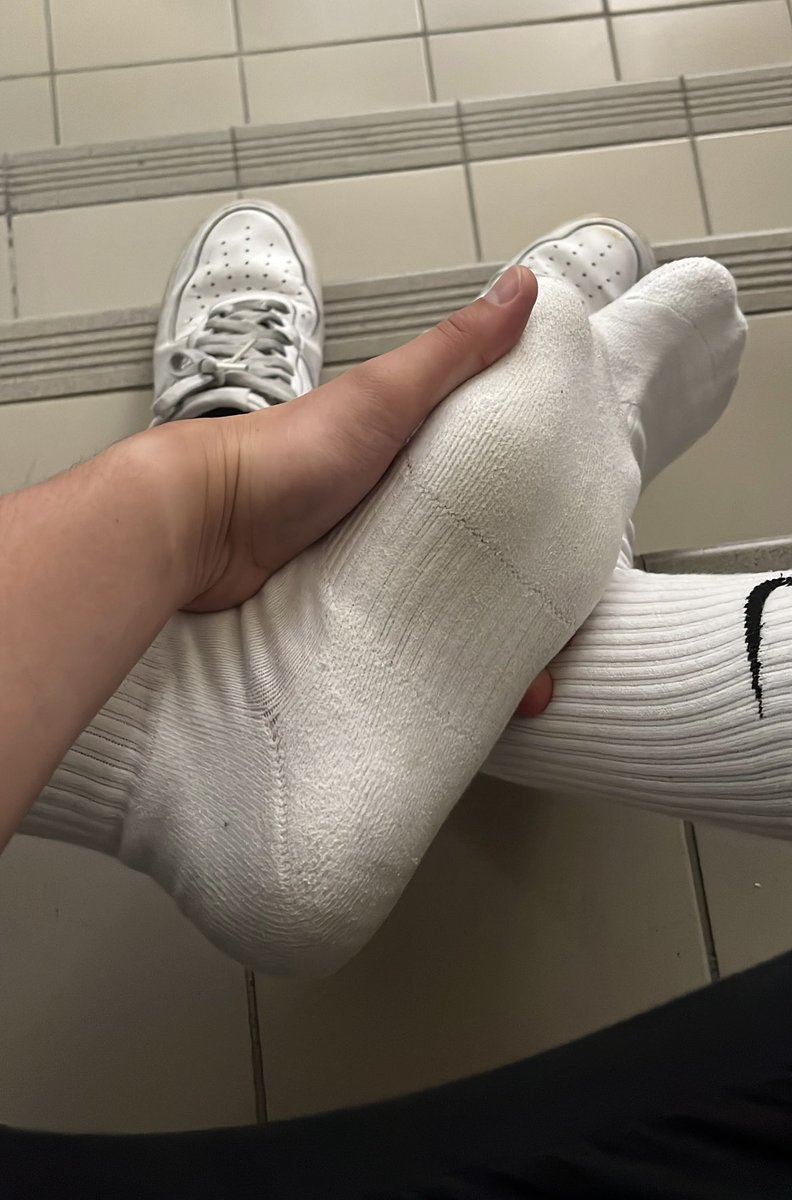 終於出太陽了
襪該出來透透氣

腳氣 味道直接上來🤤
旁邊還有人想聞我右腳⋯
我就給他聞了

#原味襪子 #AirForce #襪控 #腳控