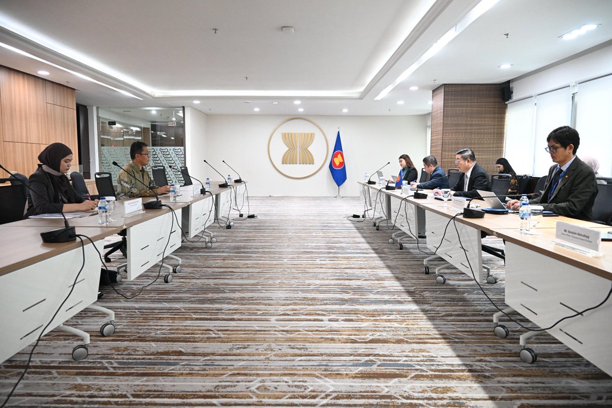 Secretary-General of ASEAN, Dr. Kao Kim Hourn, today received the Dean of the ERIA School of Government, Professor Nobuhiro Aizawa, at the ASEAN Headquarters/ASEAN Secretariat. The meeting discussed ERIA School of Government’s initiative to establish an annual academic meeting