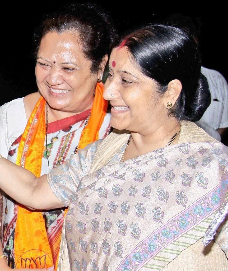 DarshanaJardosh's tweet image. सदैव हमारी यादों में! 💐

#SushmaSwaraj 

@BansuriSwaraj