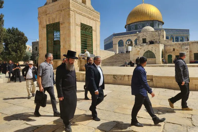 ۷۷ کاله بې‌عمله غندنه؛ آیا له خاینانو څخه د بیزارۍ لپاره کافي نه ده!

له هغه وخته چې په ۱۹۴۸ کال کې غاصب یهودي رژیم د فلسطین سپېڅلې خاوره غصب کړه، تر نن پورې يې ډېرې داسې عام‌وژنې او جنايتونه ترسره کړل چې نه شمېرل کېږي او نه د شمېر وړ دي او همداراز یې پر مسجد الاقصی باندې بې