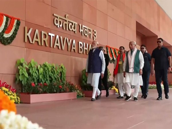 twittmanohar's tweet image. PM @narendramodi inaugrates #kartavyabhawan &amp;amp; interects with engineers, labours of #CCS3 .