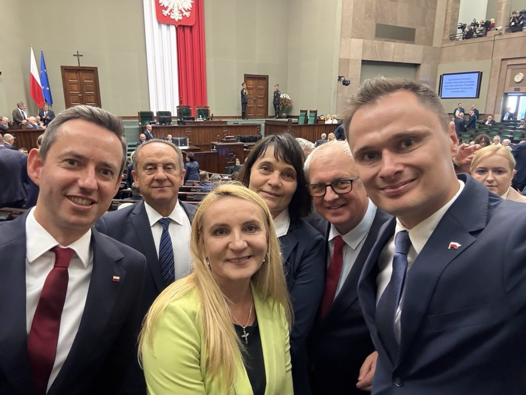 Posłowie <a href="/Od__Nowa/">OdNowa</a> już na sali obrad Zgromadzenia Narodowego w oczekiwaniu na zaprzysiężenie Prezydenta RP <a href="/NawrockiKn/">Karol Nawrocki</a> ✌️🇵🇱
