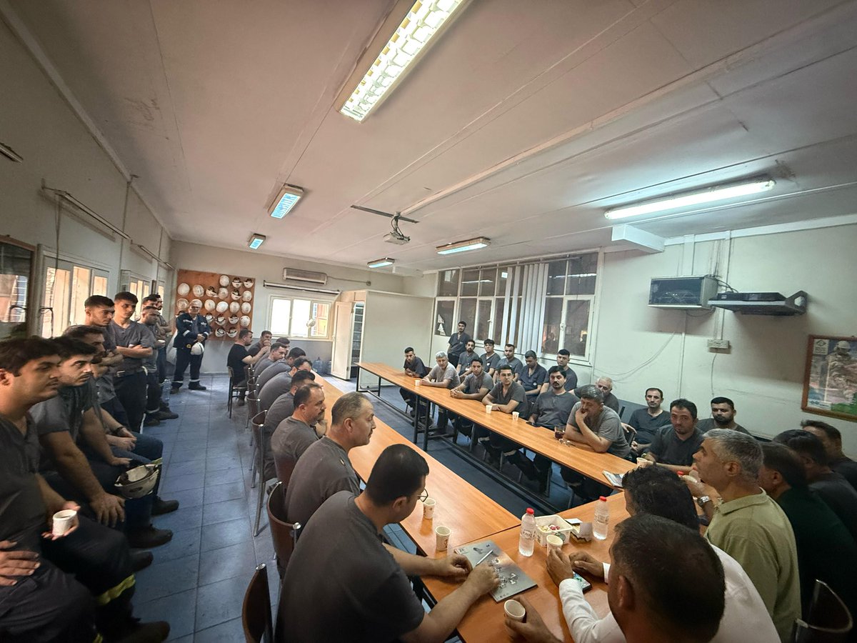 İSDEMİR  Mekanik ve Yardımcı Atölyeler müdürlüğünde çalışan emekçi dıstlarımızla çay sohbetinde  bir araya geldik.Emek ve alın teri üzerine keyifli bir sohbet gerçekleştirdik.
#Özçelikişsendikası