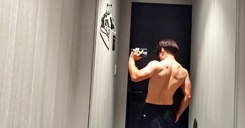 筋トレ用バックの中にスポーツドリンクの粉ぶちまけたのにカッコつけてる男