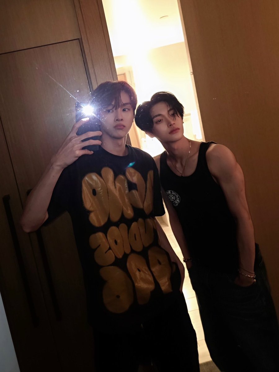 913X302's tweet photo. 룸메z https://t.co/zyTMIECgU5