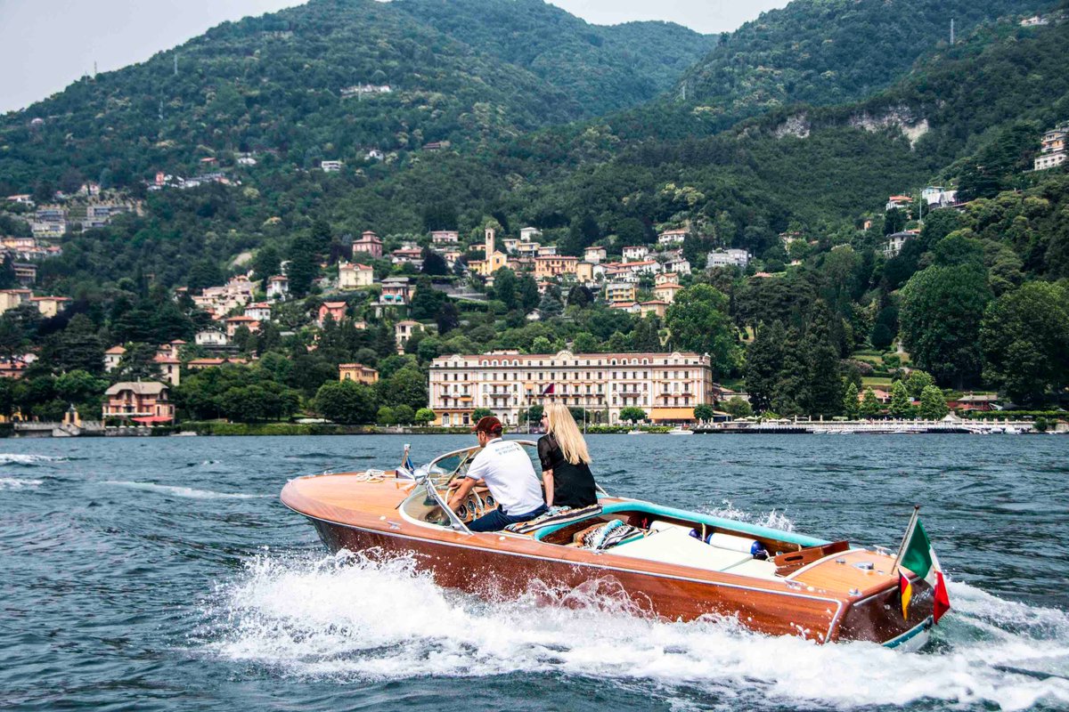 comolake_today's tweet photo. 🛥️ Lake Como is set to welcome the elegant Villa d’Este Style Vintage Yachting event—a stunning celebration of classic motorboats over 30 years old: https://t.co/Bk0In4R8AT 

#comolaketoday #vintageyachting #lakecomo #events https://t.co/rqsSWfhNmL
