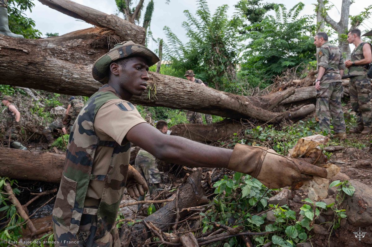 Armees_Gouv's tweet image. #DEFCAST|  Après le passage du cyclone Chido à Mayotte, un bataillon de reconstruction, placé sous les ordres du colonel Blaise Seguin du @cdc31RG, a été déployé pour venir en aide à la population et restaurer les infrastructures. Le colonel revient sur cette mission.…