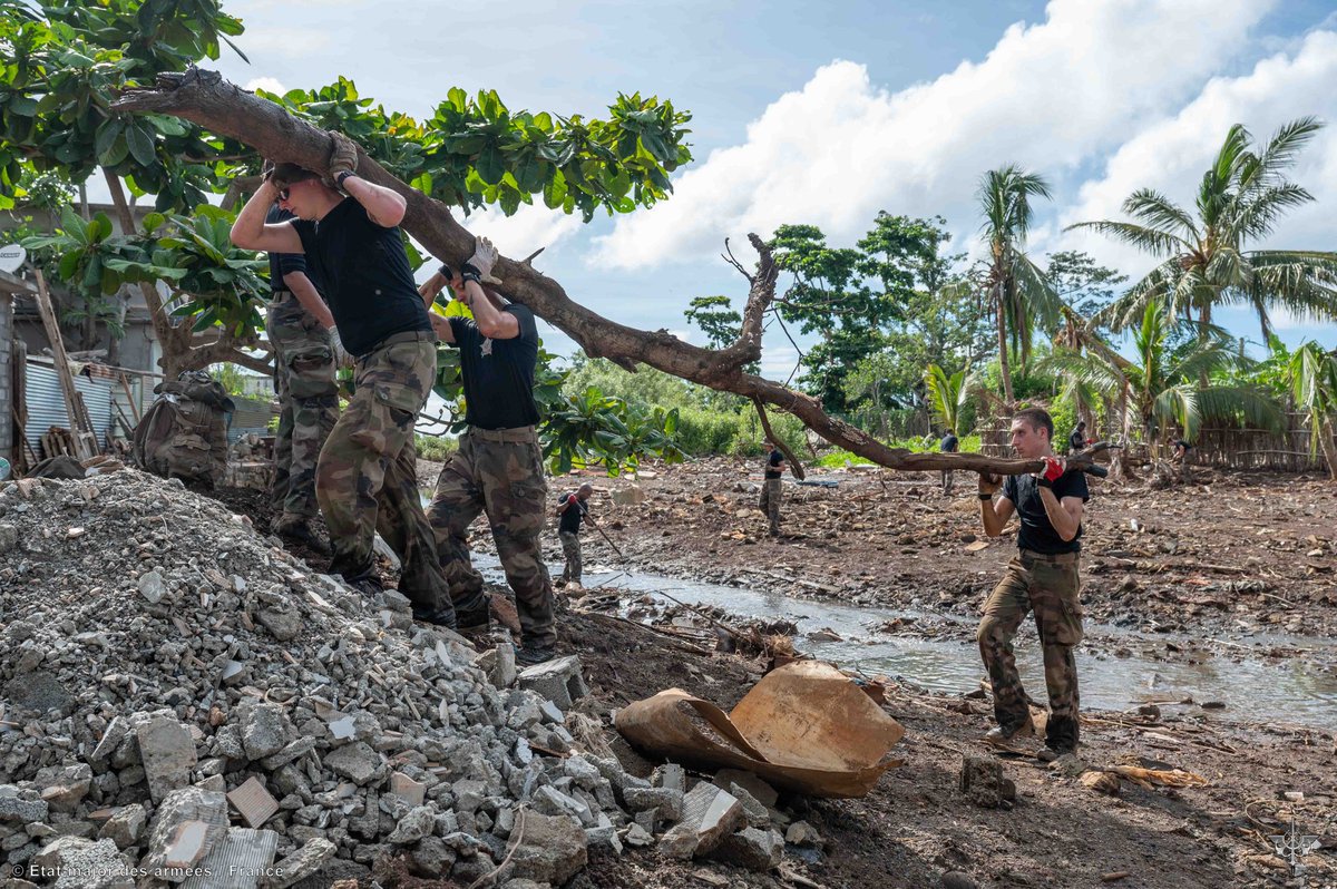 Armees_Gouv's tweet image. #DEFCAST|  Après le passage du cyclone Chido à Mayotte, un bataillon de reconstruction, placé sous les ordres du colonel Blaise Seguin du @cdc31RG, a été déployé pour venir en aide à la population et restaurer les infrastructures. Le colonel revient sur cette mission.…