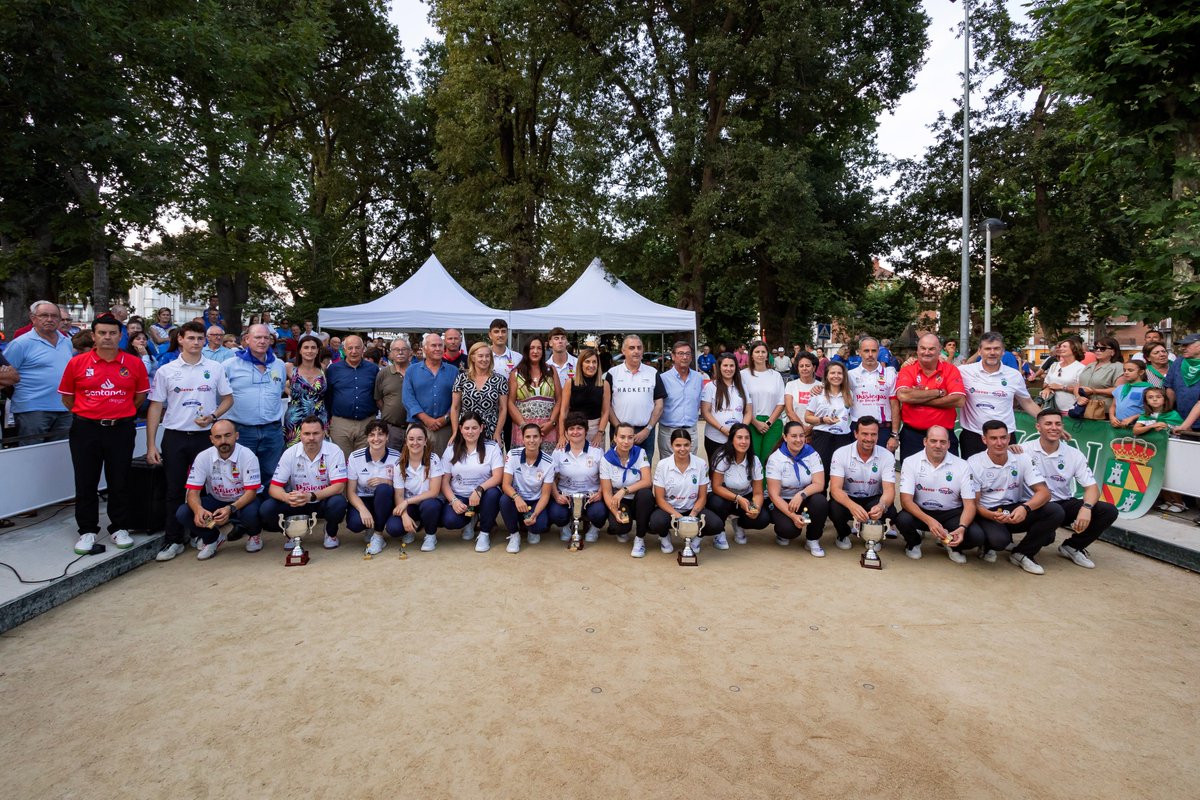 MJGRevuelta's tweet photo. 👏Felicidades a los equipos masculino y femenino de Peñacastillo, ganadores del 🏆Torneo Presidenta de Cantabria de bolo palma, celebrado en la bolera El Ferial #SantaMaríadeCayón
#bolos #bolopalma #Cantabria https://t.co/TPOx53VGkC