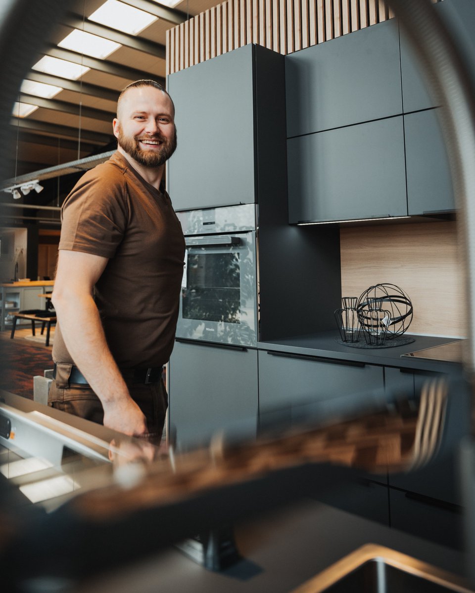 Moin 😊! Unser Küchenmonteur freut sich über gelungene Familienküche! 😊 Große Flächen, smarter Stauraum. 🏡 10 J. Garantie. Klick: kuechenmennen-beratung.de #KüchenMennen #Westerholt #Pewsum #Ostfriesland #Neueröffnung