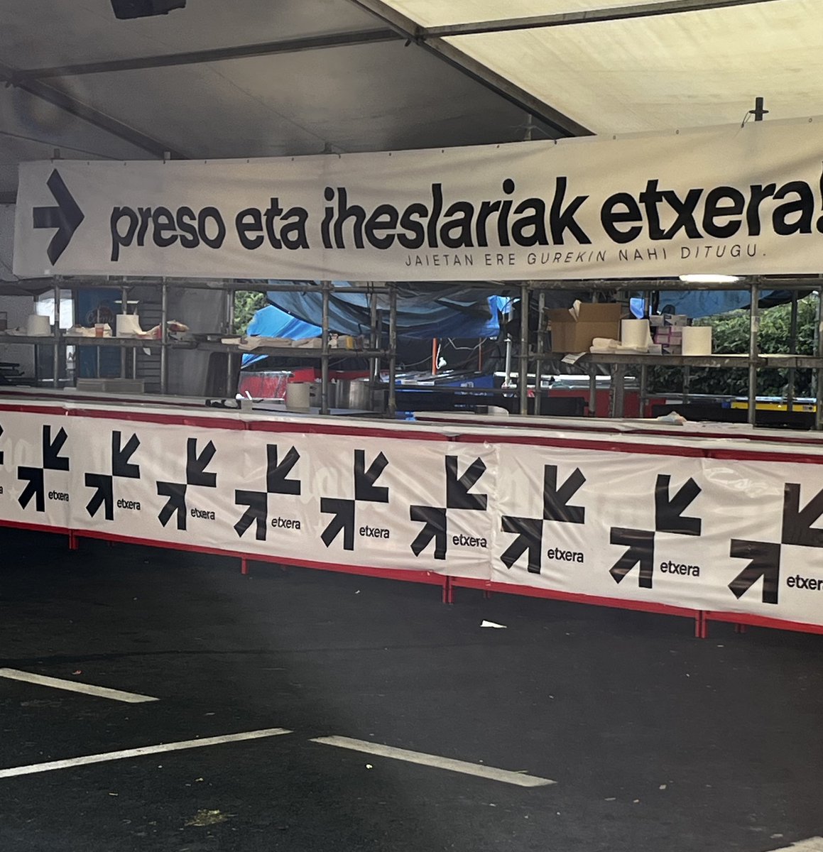 Fundacion_Buesa's tweet image. Esta es la realidad de lo que pasa estos días en el recinto de las txosnas de las fiestas de #VitoriaGasteiz 2025. 

Y esta misma situación se repite cada año en muchas de las fiestas de los pueblos y ciudades de Euskadi y Navarra frente a la indiferencia de parte de la sociedad…