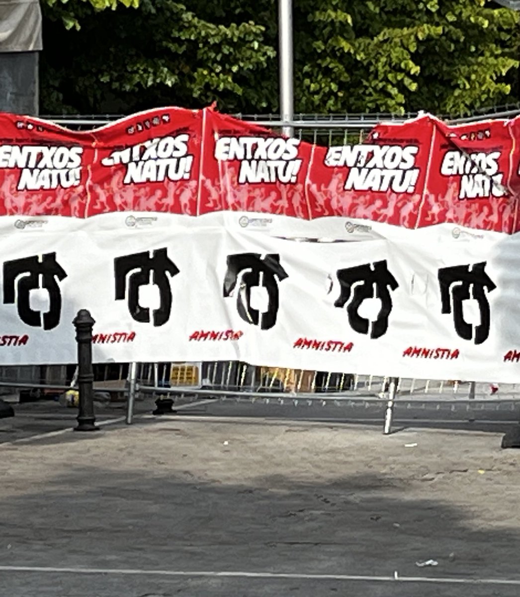 Fundacion_Buesa's tweet image. Esta es la realidad de lo que pasa estos días en el recinto de las txosnas de las fiestas de #VitoriaGasteiz 2025. 

Y esta misma situación se repite cada año en muchas de las fiestas de los pueblos y ciudades de Euskadi y Navarra frente a la indiferencia de parte de la sociedad…