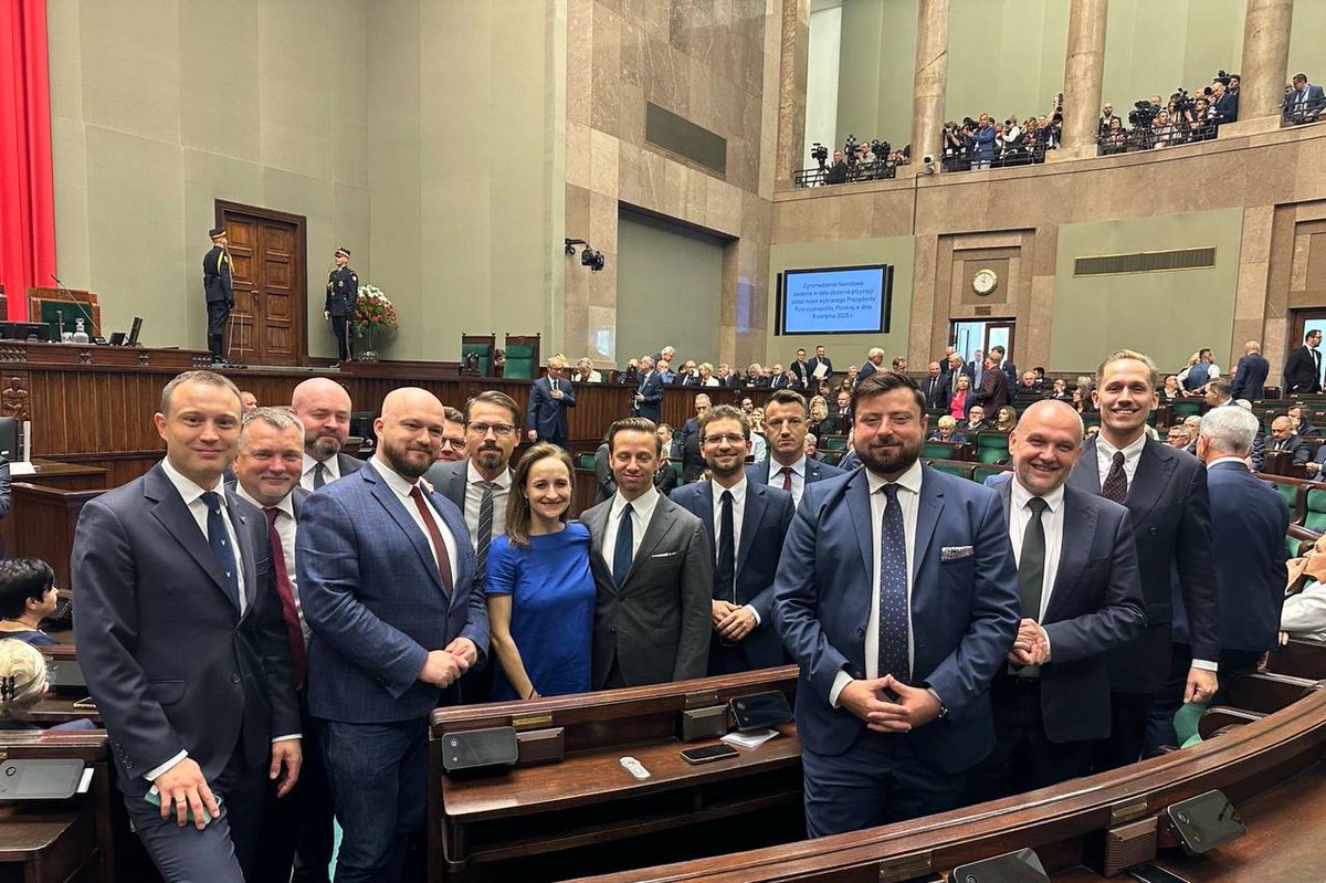 KONFEDERACJA_'s tweet photo. Posłowie Konfederacji w Sejmie na zaprzysiężeniu Karola Nawrockiego na Prezydenta Rzeczypospolitej Polskiej! 🇵🇱 https://t.co/XHQ0Ug6LSN