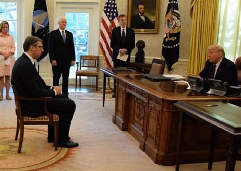 Neko pomenu juče kako ne ume da sedi. 
U to ime ide niz. 
⬇️
Prva slika koje se setimo kada pominjemo stolice. 
Misllim da ovu sanja.🌸💀