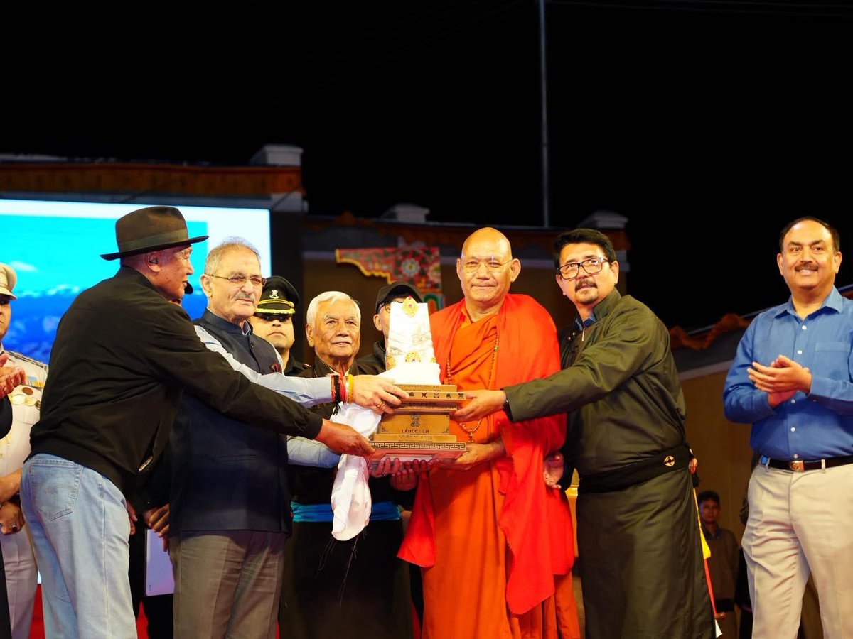 JK24x7Ladakh's tweet image. At #dPalrNgamDuston 2025, Helena Norberg-Hodge was honoured for her decades of service to Ladakh’s culture &amp;amp; environment.
Dr. Lobzang Tsewang received the Lifetime Achievement Award, and Ven. @sanghasenamimc was conferred the Ladakh dPal-rNam Award 2025.
#UTLadakh