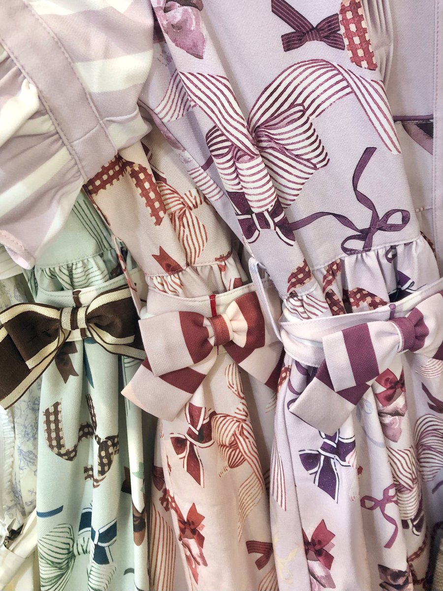 📢一般販売開始📢

#星箱池袋店 にて新作入荷🎀
ポッピングリボン/パフワンピース
¥31,060 (税込)
ただいま四色すべて揃っております❣️

一枚で主役になる存在感たっぷりのワンピースは、夏のお出かけやイベントにもぴったり♡

ご試着もできます🉑
ぜひ店頭にてご覧になってください👀✨